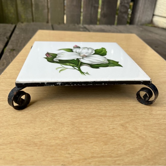 Vintage White Trillium Trivet - Picture 3 of 12